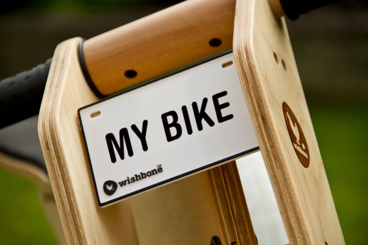 Der Name Ihres Kindes auf dem Wishbone Bike